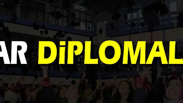 Sağlıkçılar diplomalarını aldı