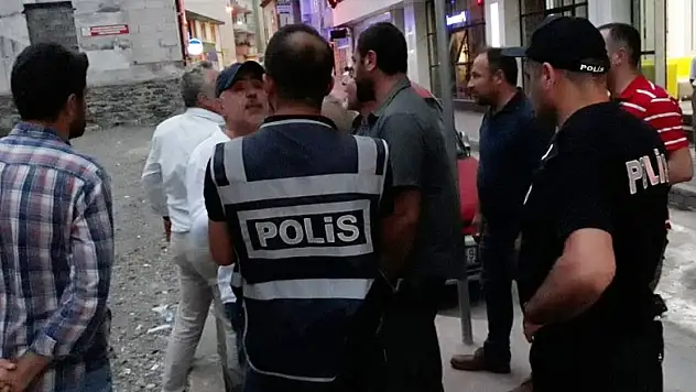  Seçim kurulu önünde alkol alan 3 şahıs gözaltına alındı 