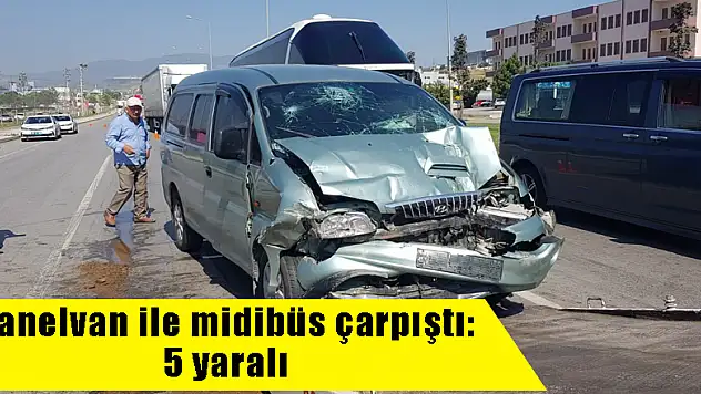 Panelvan ile midibüs çarpıştı: 5 yaralı 