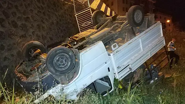 Kamyonet şarampole yuvarlandı, sürücü kaçtı