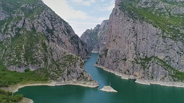 Kanyonda kaybolan tur rehberini özel tim arıyor