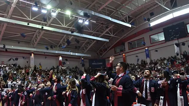 247 tıp öğrencisi doktorluğa adım attı