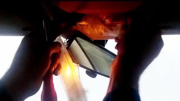 Tavan lambasının içinden tabanca ele geçti