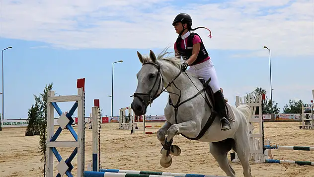 Samsun'da 'Engel Atlama ve Binicilik Yarışları' yapıldı