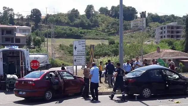 Otomobiller çarpıştı, 3'ü çocuk 7 kişi yaralandı