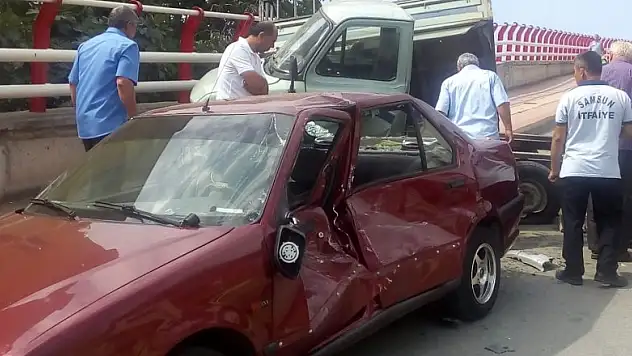 Otomobil park halindeki araçlara çarptı: 1 yaralı 