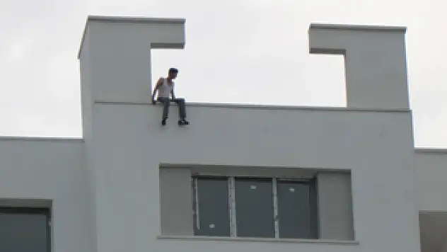 İntihar etmek isteyen gence 'Atlamak yürek ister' diye bağırdılar