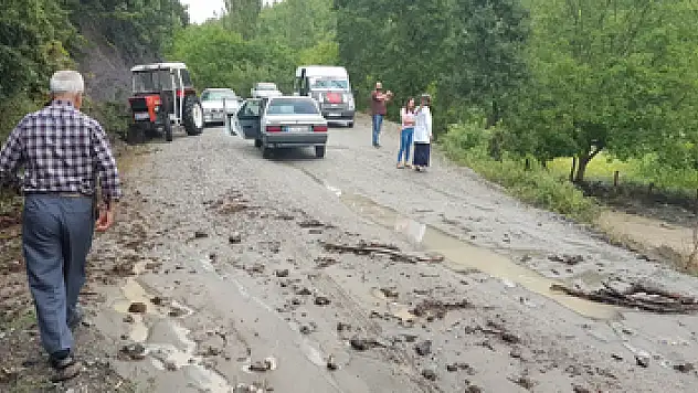 Samsun'da sağanak yol kapattı