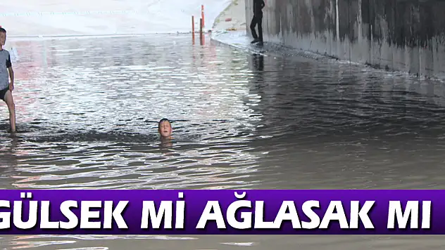 Çocuklar alt geçitte biriken yağmur suyunda yüzdü