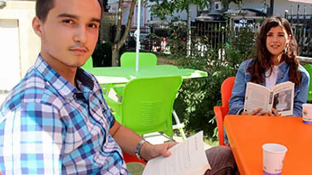 Zihin Geliştirme Bahçesi'nde kitap okuyana çay ücretsiz