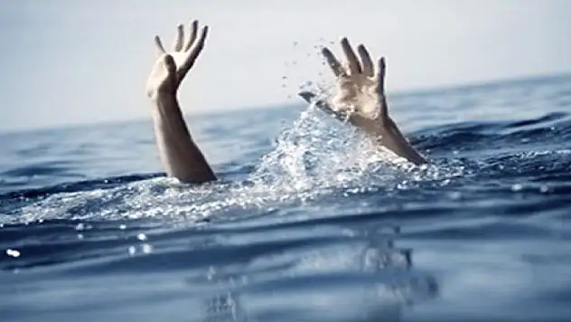Denizde boğulma tehlikesi geçiren genç hastanede hayatını kaybetti 
