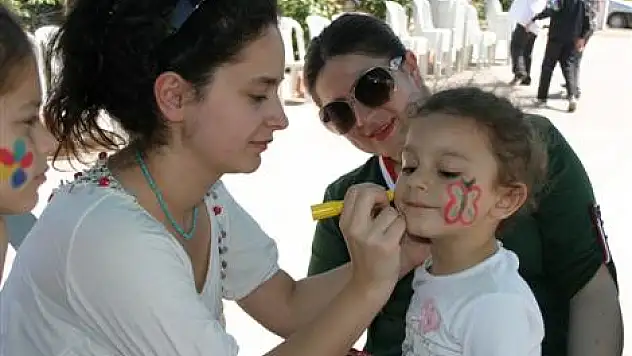 Zihinsel yetersiz çocuklar yararına şenlik