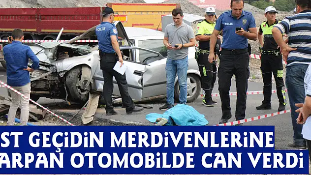 Üst geçidin merdivenlerine çarpan otomobilde can verdi