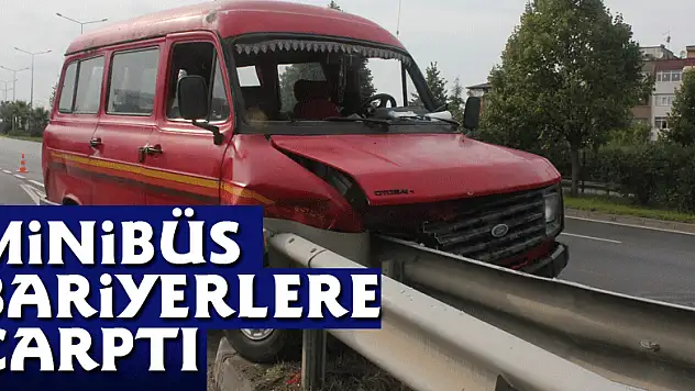 Minibüs bariyerlere çarptı