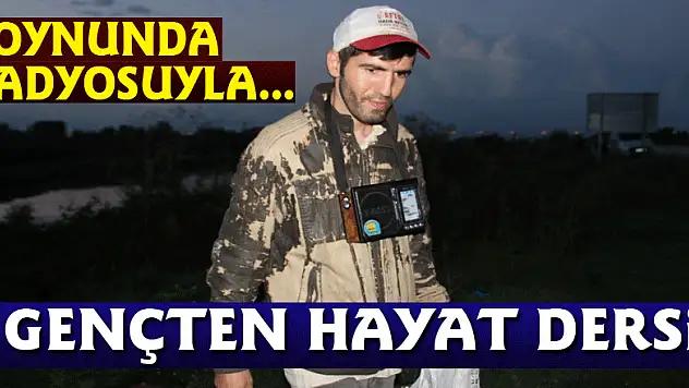 Boynunda radyosuyla hurda toplayarak ekmeğini kazanan gençten hayat dersi