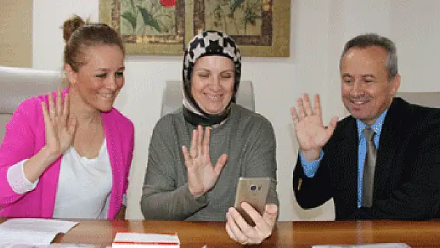 Hastaların ilaçları cep telefonu ile görüntülü içiriliyor