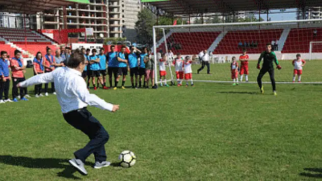 Başkan Şahin: 'Gençlerimizi kötü alışkanlıklardan korumak için en etkili yol spor'