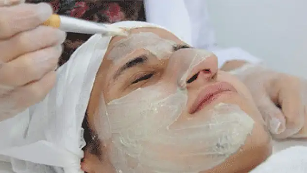 Göz önünde uçuşan siyah noktalara dikkat