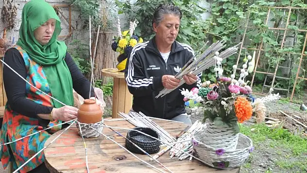 Gazete kağıtlarından ilginç ürünler yapıyor 