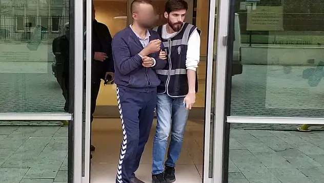  Darp ettikleri gencin parasını gasp ettiler 