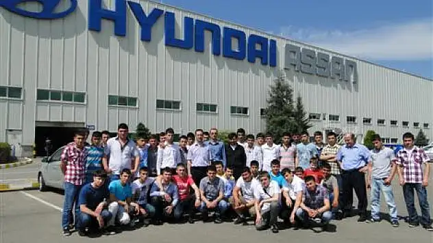 Öğrenciler otomobil fabirikalarını gezdi