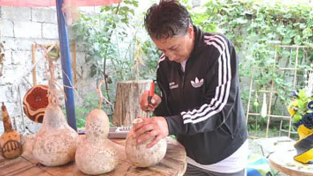 Su kabaklarını süs eşyasına dönüştürüyor