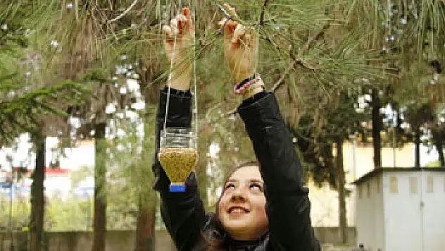 OMÜ'lü Öğrencilerden kuşlara Yem