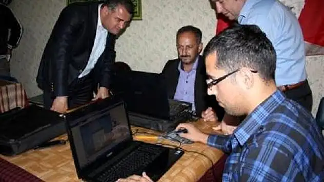 Köy kahvesinde adayı şaşırtan manzara