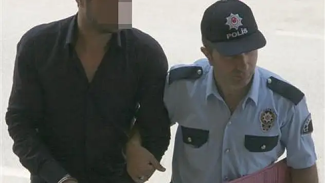 Tartıştığı arkadaşını tabancayla vurdu