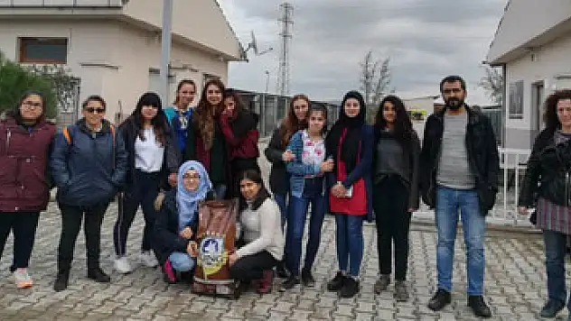 Liselilerden hayvan barınağına mama desteği