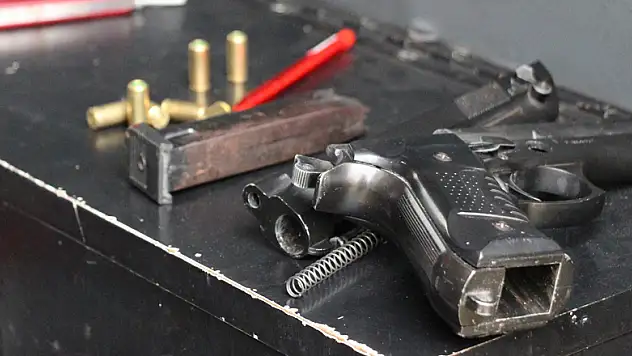 Eski sevgilisini parkta bir erkekle yakalayınca 