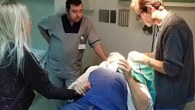  Komşu kavgasını ayıran 1'i polis 2 kişi bıçakla yaralandı 