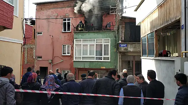 Ev yangını korku ve paniğe neden oldu