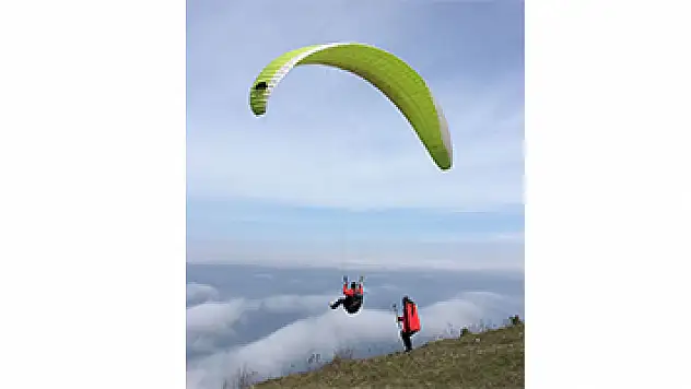 Samsunlu paraşütçülerin bulutlarla dansı