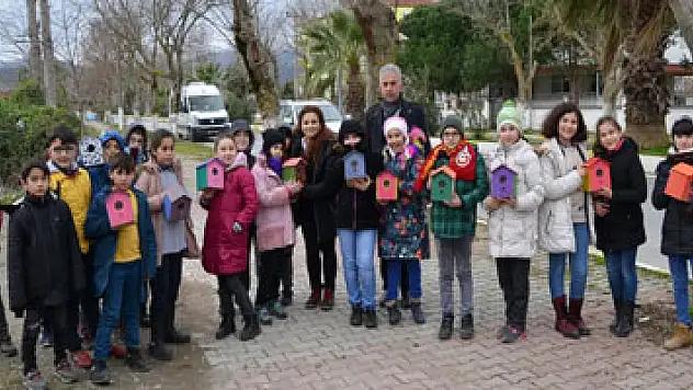 Öğrenciler kuşlar için ağaçlara yuva yaptı