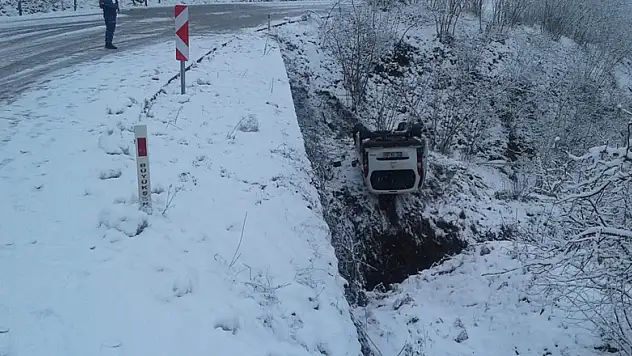 Buzlu yolda kayan araç devrildi: 4 yaralı 