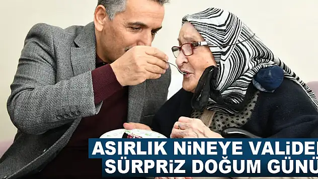 Asırlık nineye validen sürpriz doğum günü