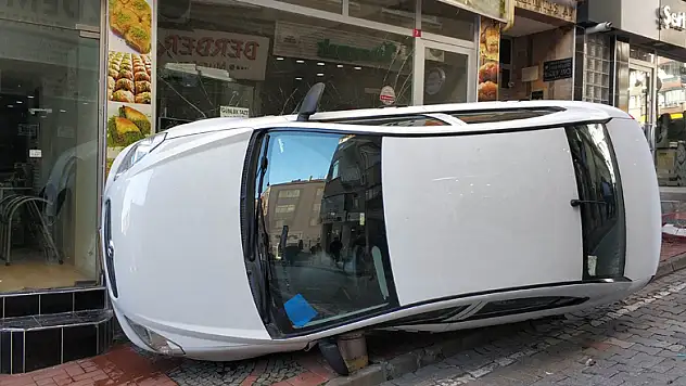 Otomobilin kaldırıma çıktığı kazada kendini yere atan yaya yaralandı 
