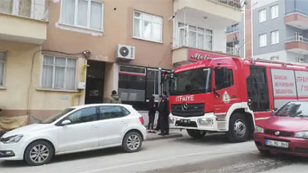Apartman boşluğunda çıkan yangın korkuttu