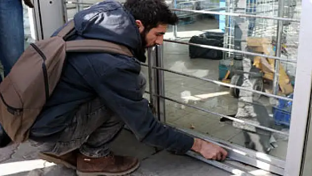 Kediyi kurtarmak için seferber oldular