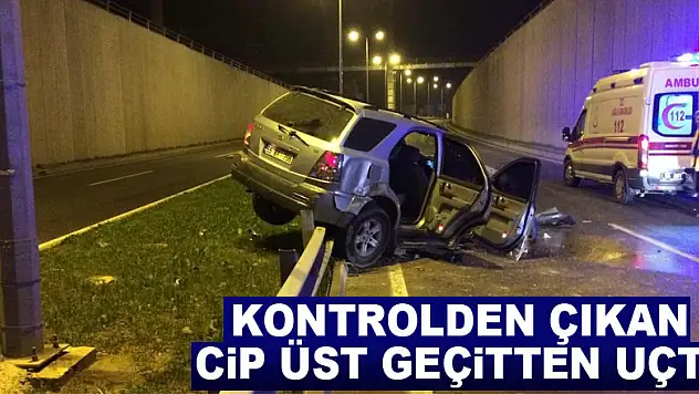 Kontrolden çıkan cip üst geçitten uçtu: 2 yaralı