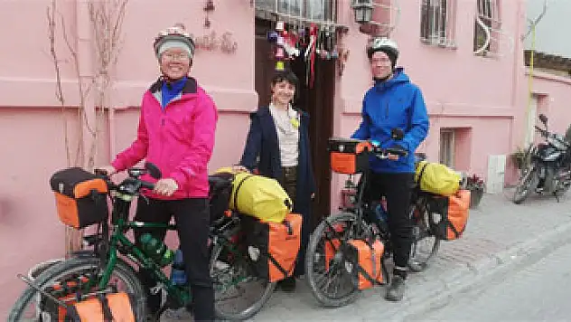 Almanya'dan Singapur'a pedal çeviriyorlar