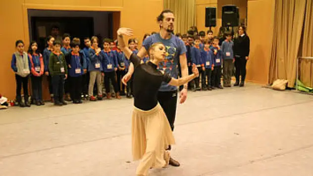 Minikler sahne arkasını gezdi 