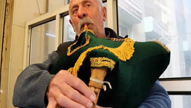 Sesi duyan oraya koştu