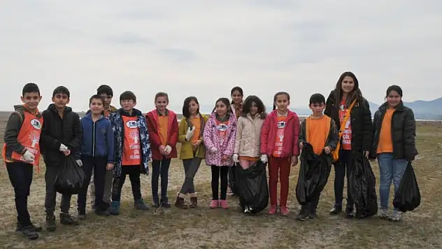 Öğrenciler temiz çevre için çöp topladı  