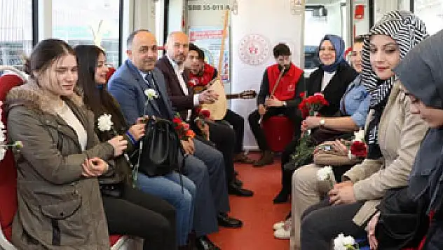 Gençler, kadınlar için tramvayda şarkı söyledi