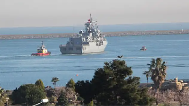 Askeri gemiler limandan ayrıldı
