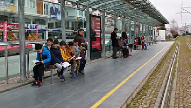 Ortaokul öğrencilerinden tramvay istasyonunda kitap farkındalığı