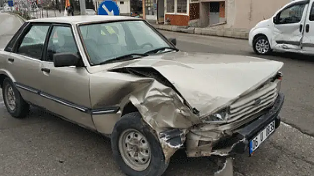 Otomobil kamyonetle çarpıştı: 1 yaralı