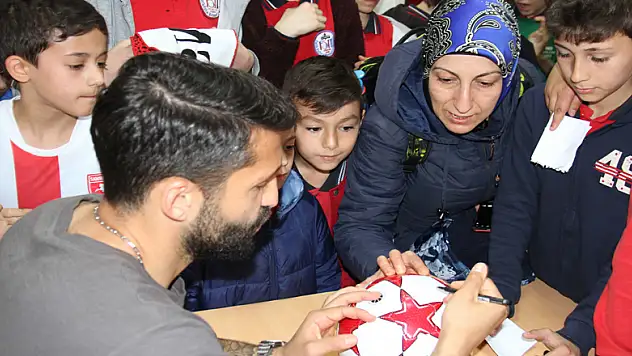 Samsunsporlu futbolcular, 10 okulda 5 bin öğrenciyle buluştu 